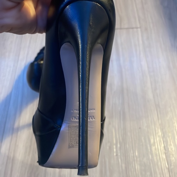 🎉PRICE DROP🎉 Valentino Garavani Rockstud pleated black stiletto pumps - Picture 6 of 11